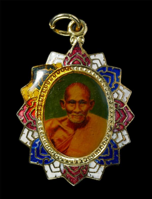 ล็อกเก็ตเข็มกลัด หลวงปู่ศุข วัดปากคลองมะขามเฒ่า อ.วัดสิงห์ จ.ชัยนาท เนื้อกะไหล่ทองลงยา หลังยันต์พระเจ้าห้าพระองค์ ล็อกเก็ตเก่าสวย  [..] | https://kamulet.in.th