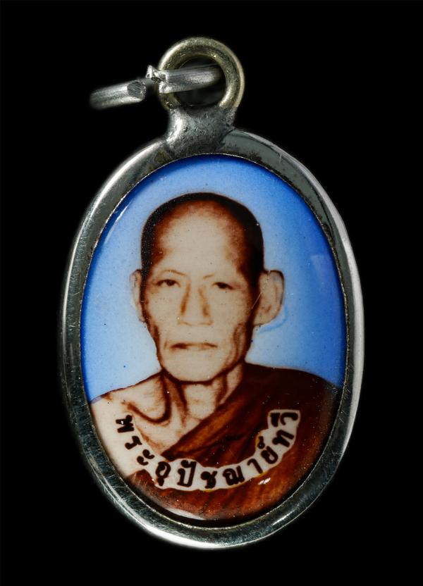 ล็อกเก็ต หลวงปู่ทวี  ปัญญาธโร(พระครูสุนทรคุณวัตร) วัดประมวลราษฎร์(วัดระกาย)  ต.จอหอ  อ.เมือง  จ.นครราชสีมา พระเก่าสวย | https://kamulet.in.th