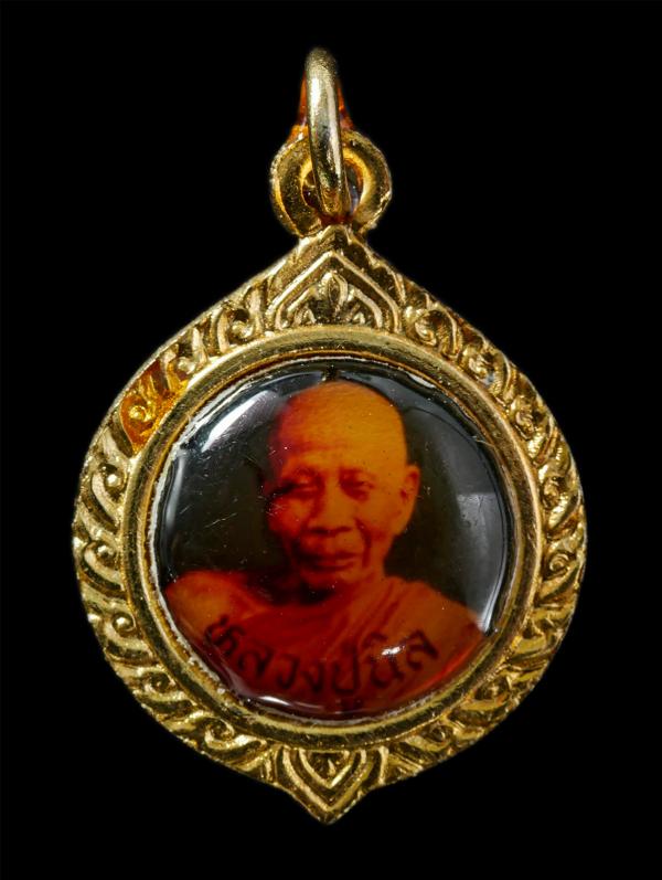 ล็อกเก็ต หลังพัดยศ หลวงปู่นิล อิสฺสริโก (พระครูนครธรรมโฆสิต) วัดครบุรี ต.ครบุรีใต้ อ.ครบุรี จ.นครราชสีมา พระเก่าสวย น่าเก็บสะสมบูช [..] | https://kamulet.in.th