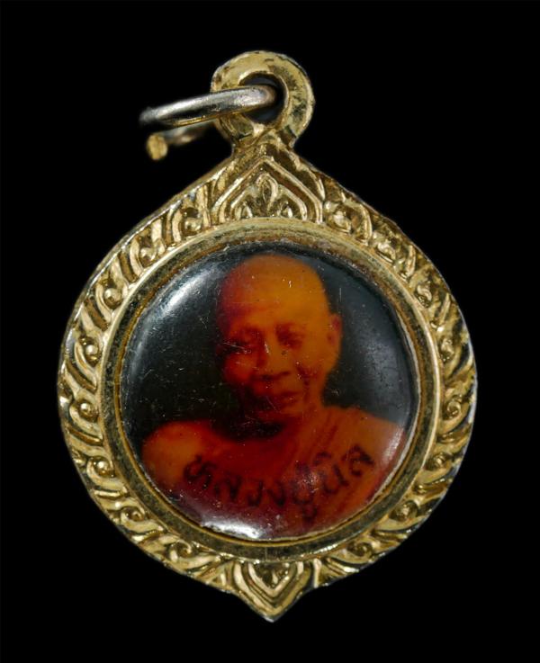 ล็อกเก็ต หลังพัดยศ หลวงปู่นิล อิสฺสริโก (พระครูนครธรรมโฆสิต) วัดครบุรี ต.ครบุรีใต้ อ.ครบุรี จ.นครราชสีมา พระเก่าสวย น่าเก็บสะสมบูช [..] | https://kamulet.in.th