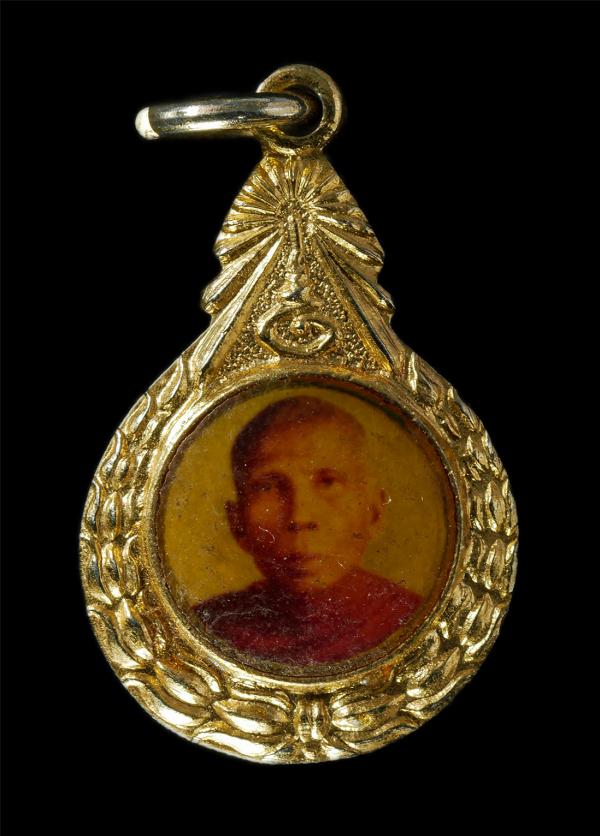 ล็อกเก็ต หลวงพ่อสาย สุวณฺณจนฺโท (พระครูสาครสุวรรณคุณ) วัดกระโจมทอง ต.หลักสอง อ.บ้านแพ้ว จ.สมุทรสาคร พระเก่าสวย น่าเก็บสะมบูชา | https://kamulet.in.th