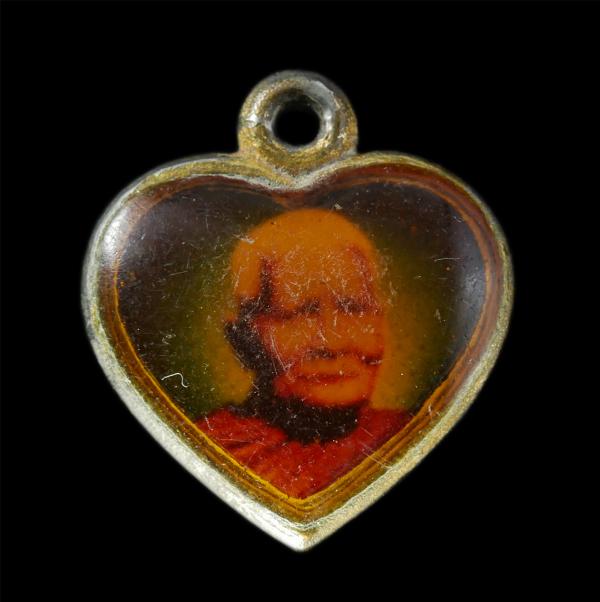 ล็อกเก็ตรูปหัวใจ หลวงปูแหวน สุจิณโณ วัดดอยแม่ปั๋ง จ.เชียงใหม่  ปี2521 นายแพทย์เฉลิมจันทราสุข นายแพทย์ประจำตัวหลวงปู่จัดสร้าง เพื่อ [..] | https://kamulet.in.th