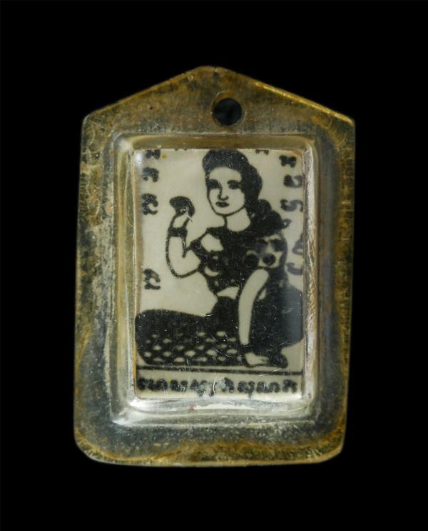 ล็อกเก็ต แม่นางกวัก หลวงพ่อสุด สิริธโร วัดกาหลง จ.สมุทรสาคร หลังตะกรุดสามกษัตริย์ พระเก่าสวย มวลสารดี น่าเก็บสะสมบูชา | https://kamulet.in.th