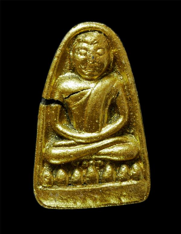 พระเพชรหลีก รุ่นแรก หลวงปู่ปัญญา ปัญญธโร วัดหนองผักหนามราษฎร์บำรุง จ.ชลบุรี พ.ศ.2554 เนื้อผงใบลาน ผงพุทธคุณฝังพลอยเสก ปัดทอง พระสว [..] | https://kamulet.in.th