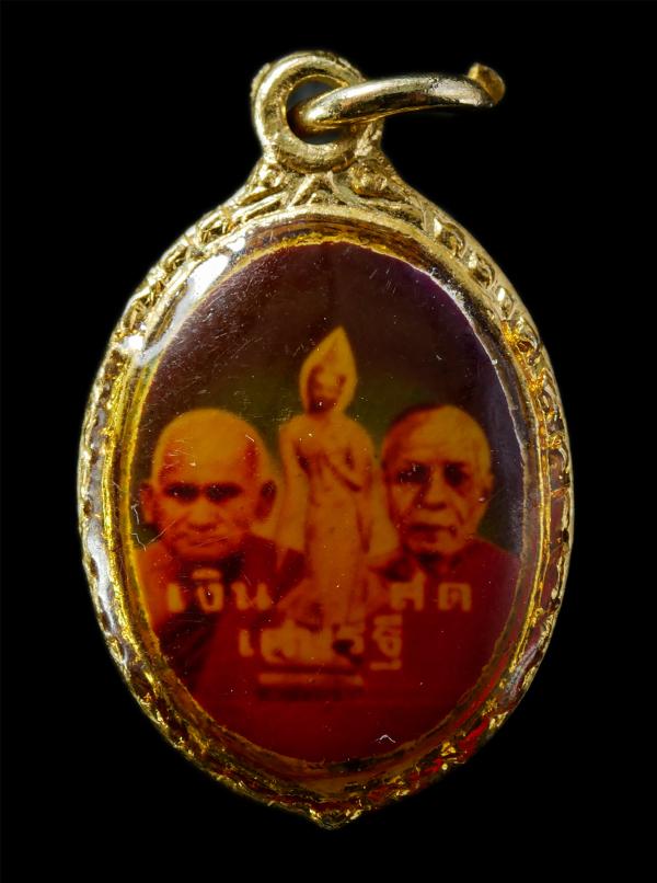 ล็อกเก็ตเศรษฐีเงินสด หลวงพ่อเงิน หลวงพ่อสด งานผูกพัทธสีมา วัดเขาบ่อกวางทอง อ.บ่อทอง จ.ชลบุรี ปี2533 พระเก่าสวย พิธีใหญ่ น่าเก็บสะส [..] | https://kamulet.in.th