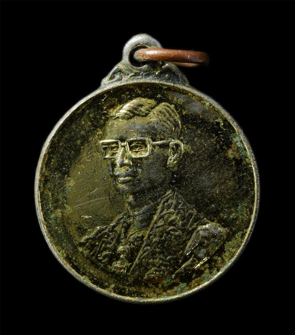 เหรียญที่ระลึกในหลวงรัชกาลที่ 9 หลวงพ่อลําดวน (พระครูพิพิธพัฒนากร) สร้างเนื่องในโอกาสวางศิลาฤกษ์พระอุโบสถ วัดข่อย จ.สิงห์บุรี ปี25 [..] | https://kamulet.in.th