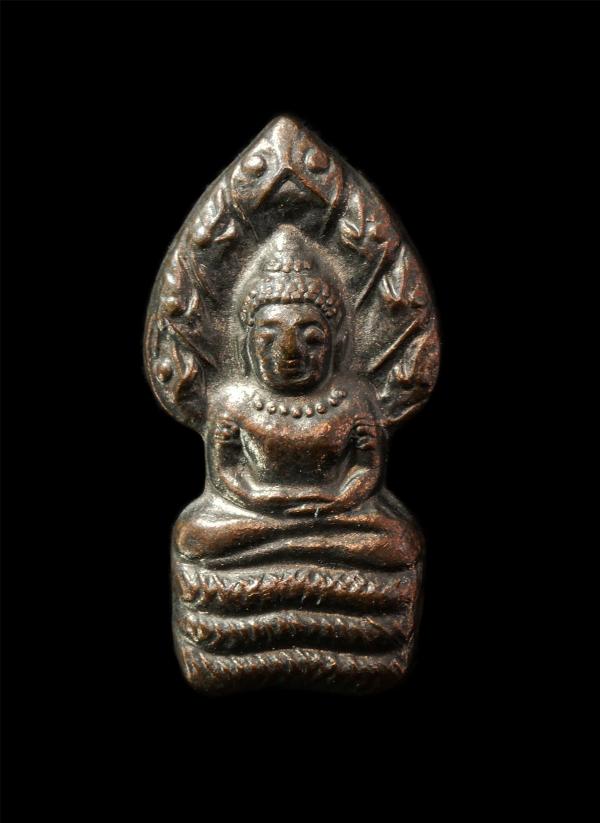 พระปรกใบมะขาม หลวงพ่อคูณ ปริสุทโธ วัดบ้านไร่ จ.นครราชสีมา รุ่นเสาร์ 5 คูณพันล้าน ปี2537 เนื้อโลหะผสม พระเก่าสวย มวลสารดี น่าเก็บสะ [..] | https://kamulet.in.th