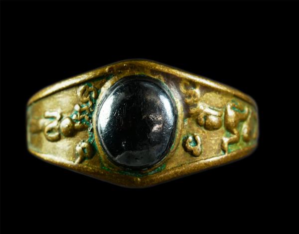 แหวนเมฆพัตร ข้างนางกวัก พระลีลา หลวงพ่ออิ่ม วัดหัวเขา จ.สุพรรณบุรี เนื้อทองผสม พระเก่าสวย น่าเก็บสะสมบูชา | https://kamulet.in.th