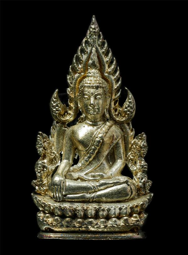 รูปหล่อพระพุทธชินราช พิมพ์แต่งฉลุลอยองค์ วัดพระศรีรัตนมหาธาตุ จ.พิษณุโลก ปี2555 กะไหล่เงิน พระสวย พิธีใหญ่ พร้อมกล่องเดิมๆ#2 | https://kamulet.in.th