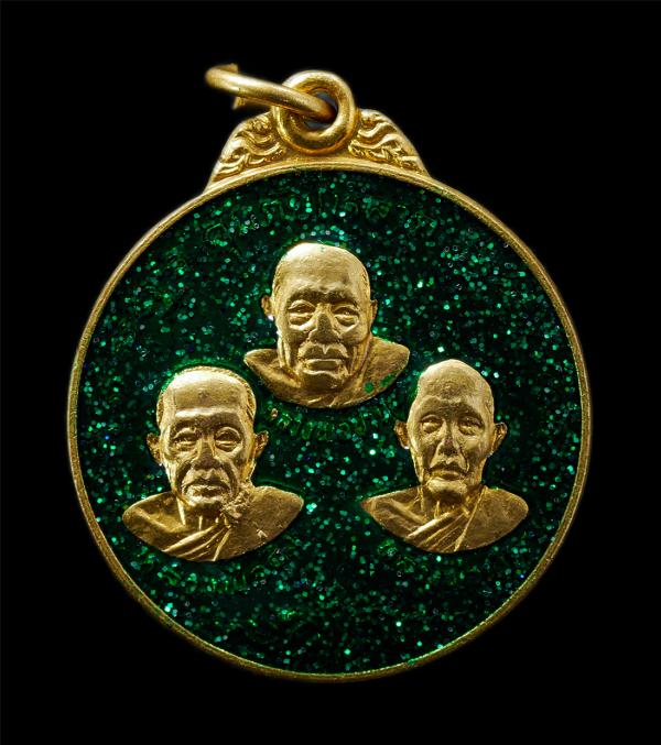 เหรียญ 3 บูรพาจารย์ หลวงพ่อทองดำ วัดห้วยปราบ ต.บ่อวิน อ.ศรีราชา จ.ชลบุรี ปี2527 รุ่นสร้างโบสถ เหรียญเนื้อกะไหล่ทองลงยาสีเขียว พระเ [..] | https://kamulet.in.th