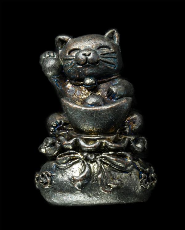 รูปหล่อ แมวกวักทรัพย์เรียกลาภ หลวงปู่จันทร์ วัดจันทรังษี อ.พล จ.ขอนแก่น ปี2552 รุ่นเร่งรวยลืมจน เนื้อสัมฤทธิ์รมมันปู ตอกโค๊ต อุดผง [..] | https://kamulet.in.th