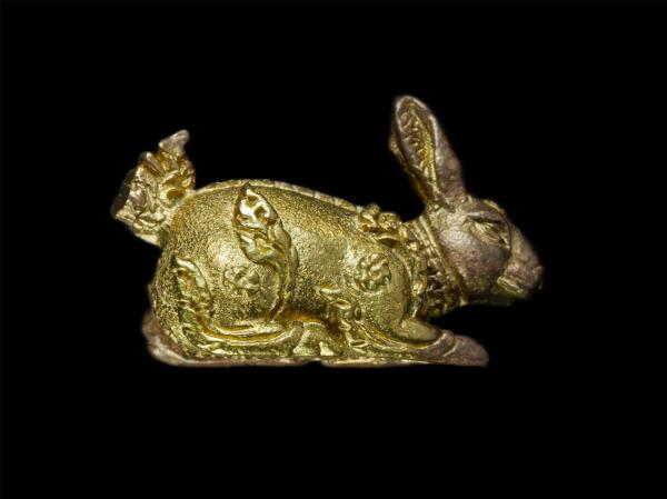 กระต่ายมหามงคล หลวงพ่อศิระ ณ น่าน (พระครูวิสิฐนันทวุฒิ) วัดพระธาตุแช่แห้ง อ.ภูเพียง จ.น่าน ปี2554 เนื้อกะไหล่ทอง น่าเก็บสะสมบูชา พ [..] | https://kamulet.in.th