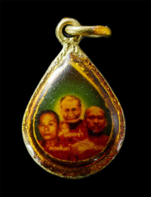 ล็อกเก็ตหลวงปู่คร่ำ วัดวังหว้า หลวงพ่อเตือน หลวงพ่อหันต์ วัดปากน้ำพังราด อ.แกลง จ.ระยอง ปี2532 ที่ระลึกในงานผูกพัทธสีมาปิดทอง วัดจ [..] | https://kamulet.in.th