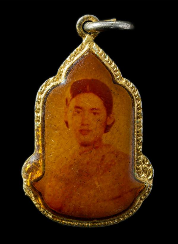​ล็อกเก็ตสมเด็จพระเทพฯ หลังตราสัญลักษณ์ สมโภชกรุงรัตนโกสินทร์ 200 ปี พ.ศ.2525 พิธีปลุกเสกยิ่งใหญ่ เนื้อกะไหล่ทองสวยงาม พระเก่าสวยส [..] | https://kamulet.in.th